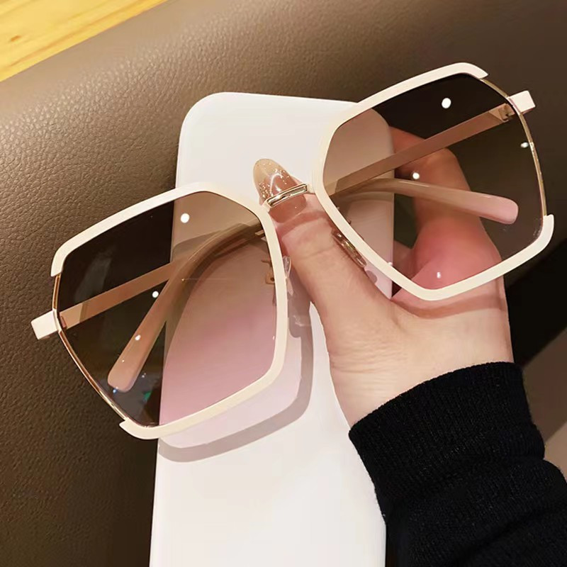 Photography Fashion - Temperament metal half frame women driving